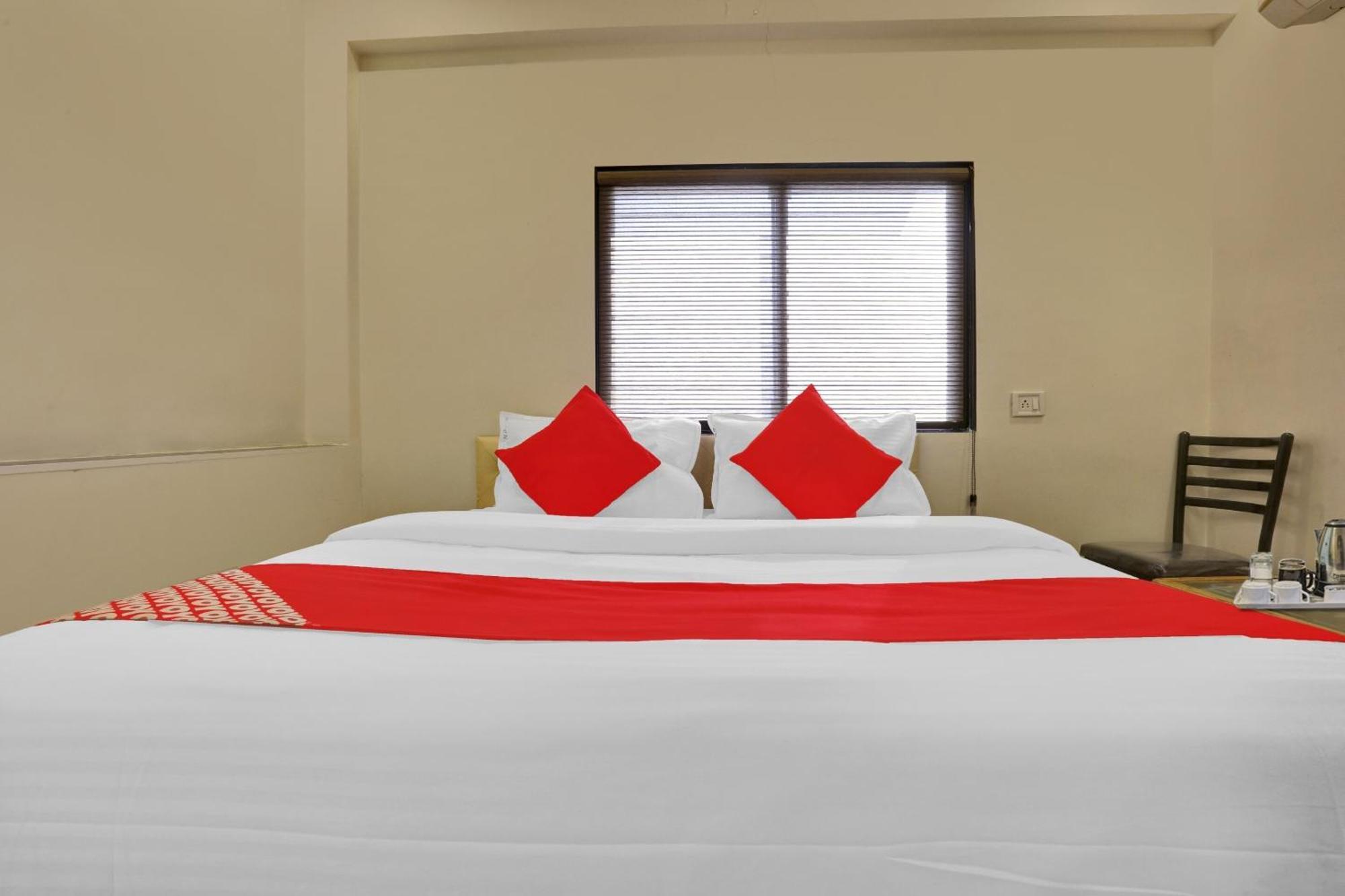 Hotel O Nandi Palace Lodging And Boarding Ulhāsnagar 外观 照片