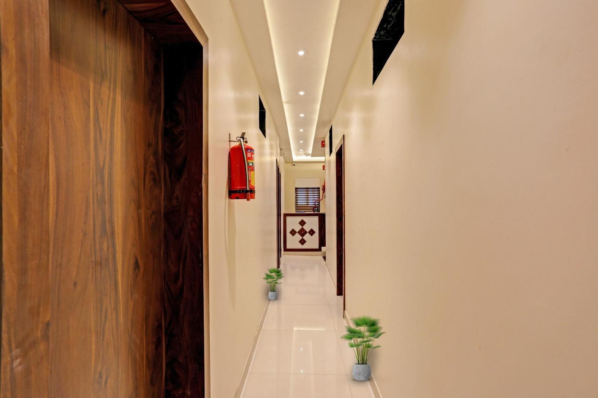 Hotel O Nandi Palace Lodging And Boarding Ulhāsnagar 外观 照片