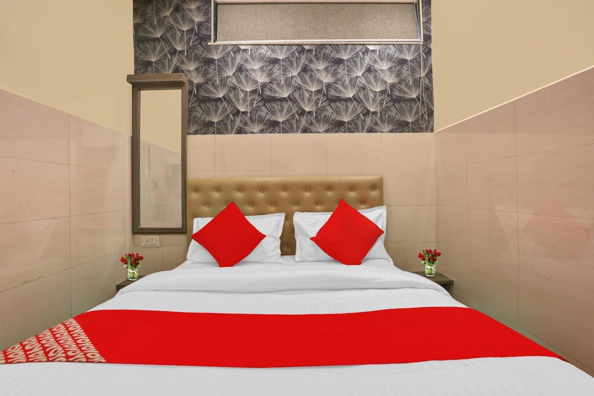 Hotel O Nandi Palace Lodging And Boarding Ulhāsnagar 外观 照片