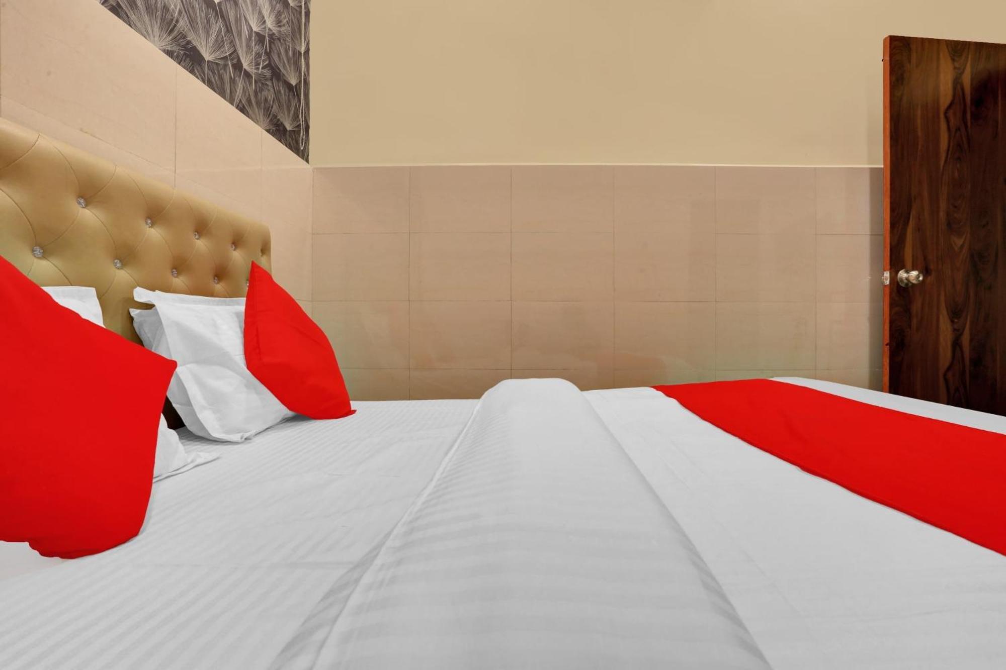 Hotel O Nandi Palace Lodging And Boarding Ulhāsnagar 外观 照片
