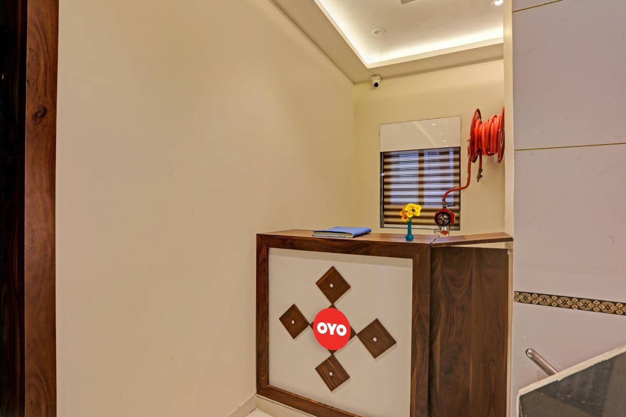 Hotel O Nandi Palace Lodging And Boarding Ulhāsnagar 外观 照片