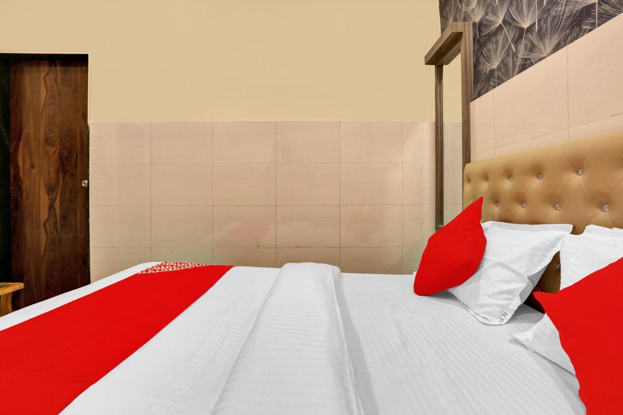 Hotel O Nandi Palace Lodging And Boarding Ulhāsnagar 外观 照片