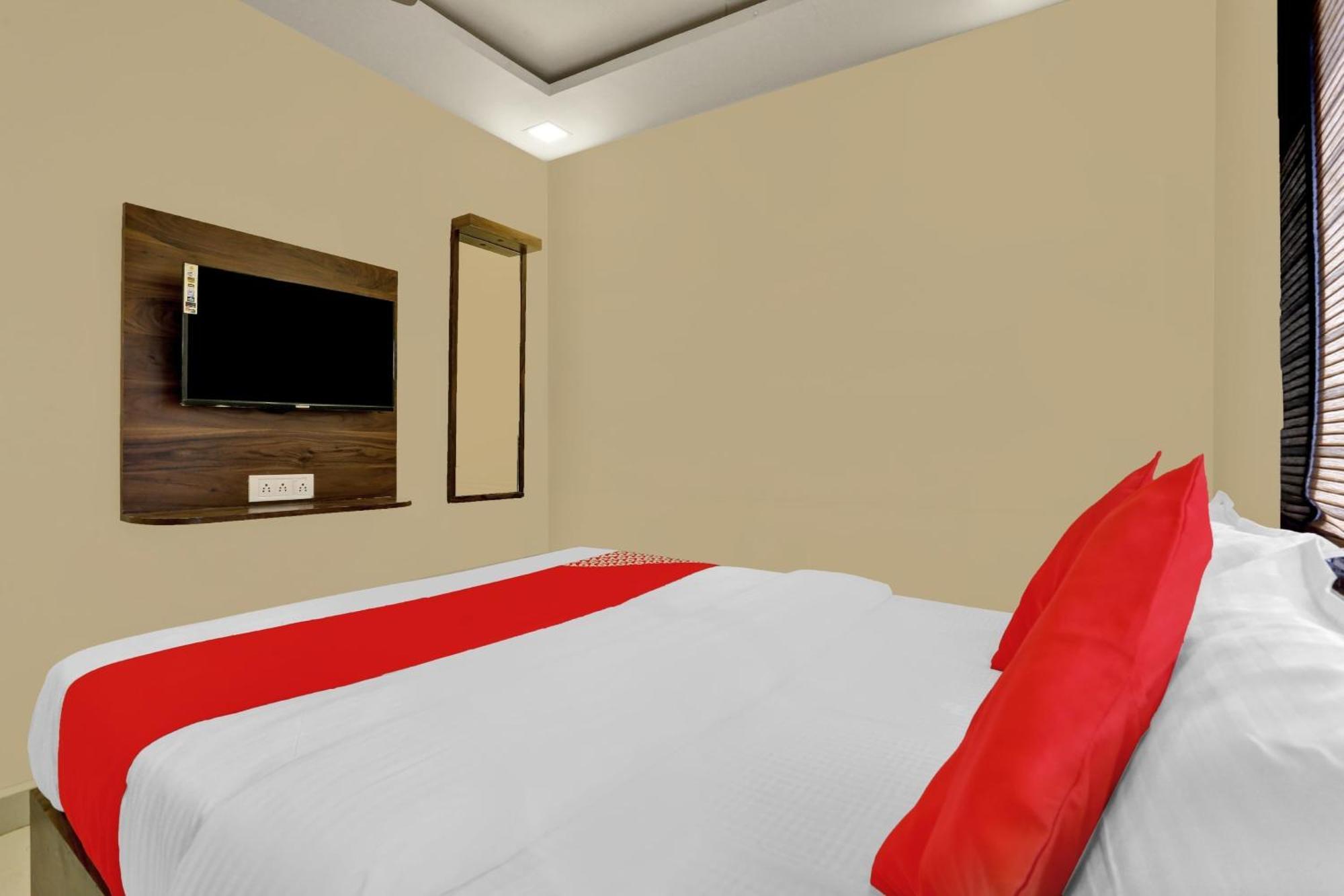 Hotel O Nandi Palace Lodging And Boarding Ulhāsnagar 外观 照片
