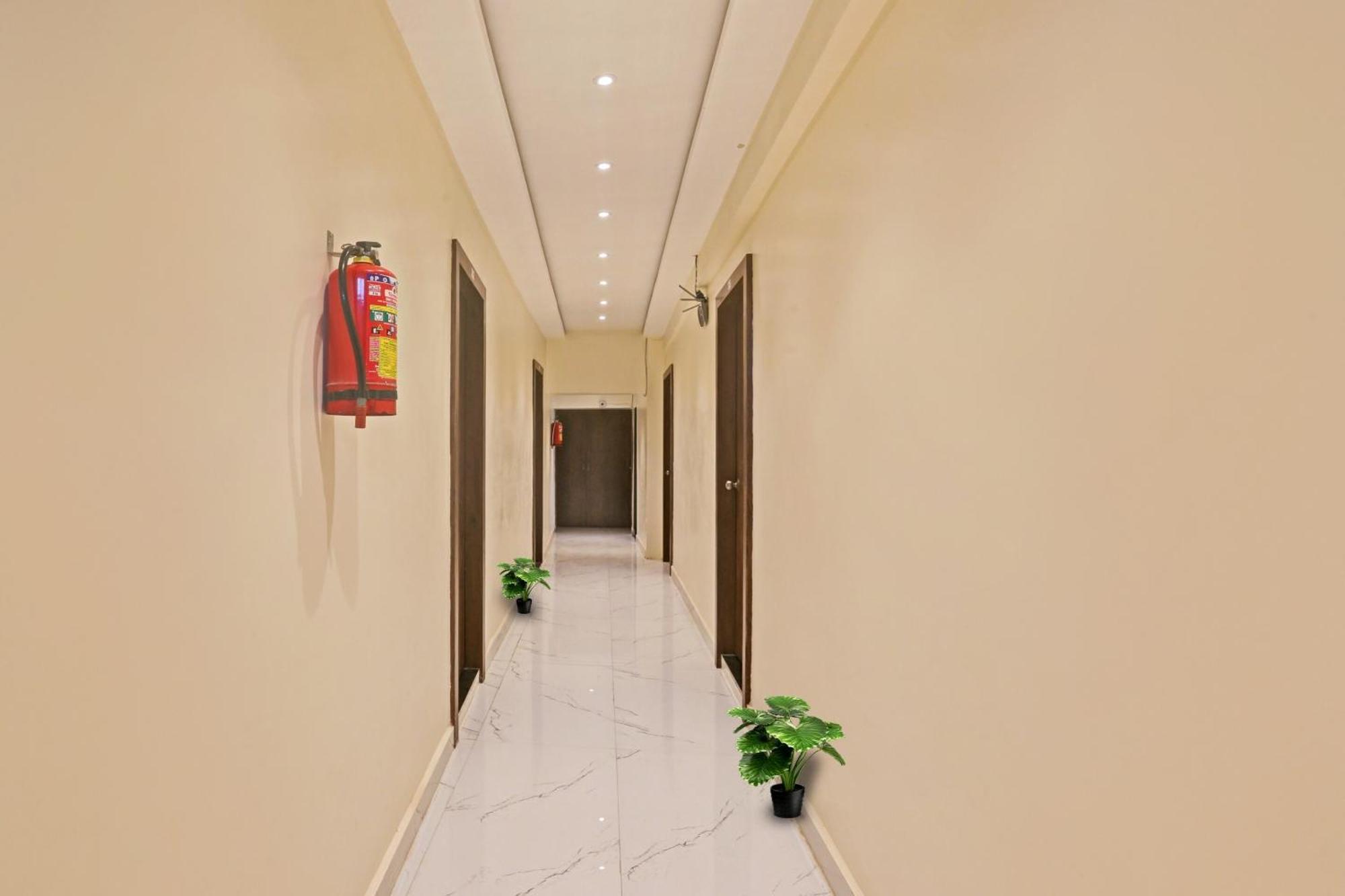 Hotel O Nandi Palace Lodging And Boarding Ulhāsnagar 外观 照片