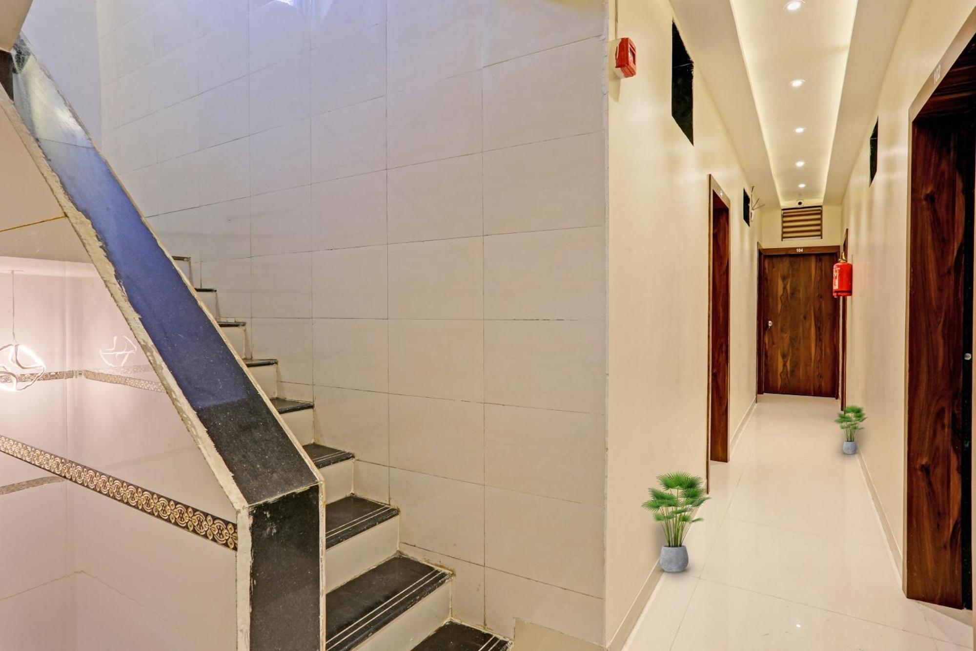Hotel O Nandi Palace Lodging And Boarding Ulhāsnagar 外观 照片