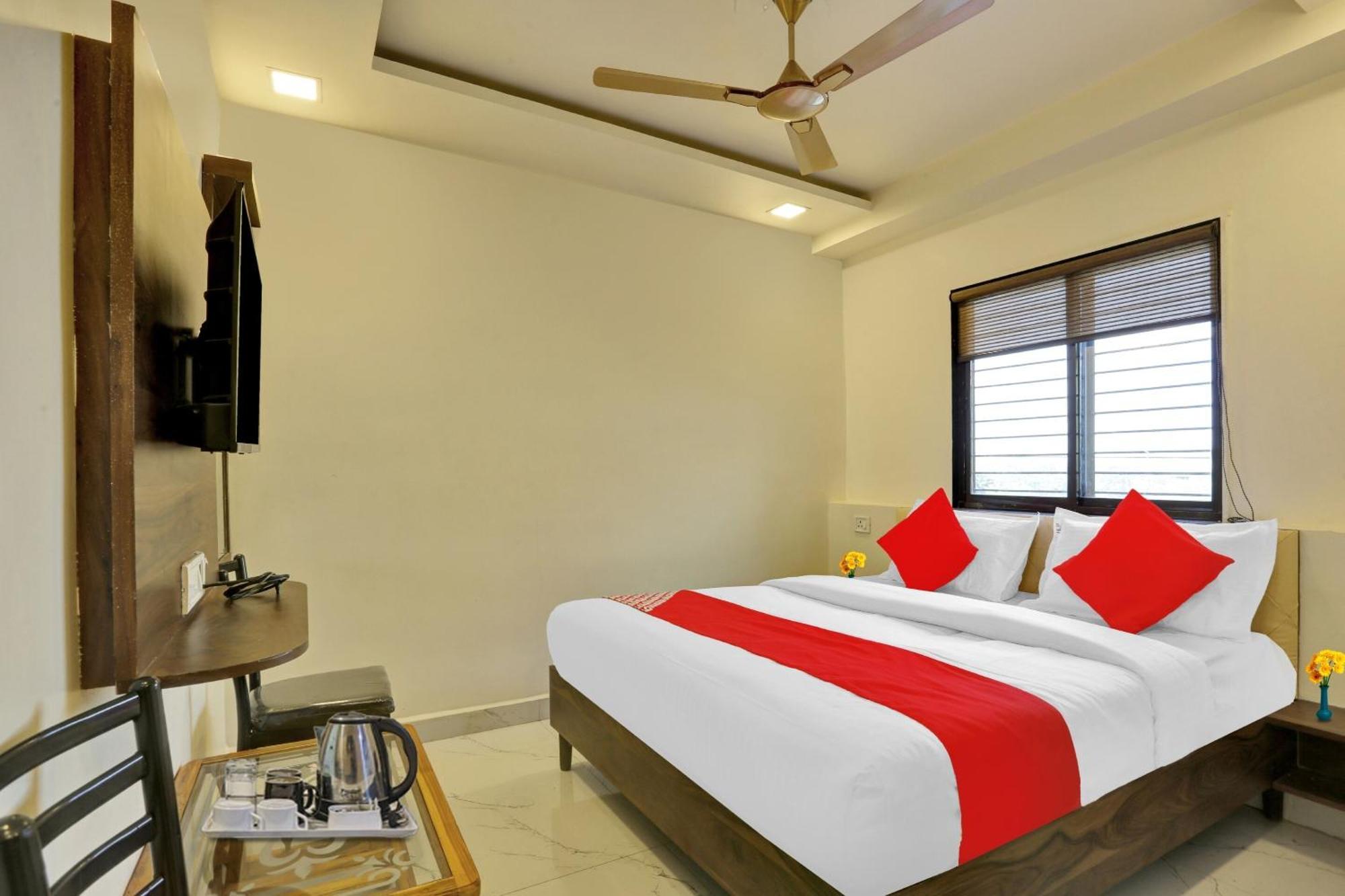 Hotel O Nandi Palace Lodging And Boarding Ulhāsnagar 外观 照片